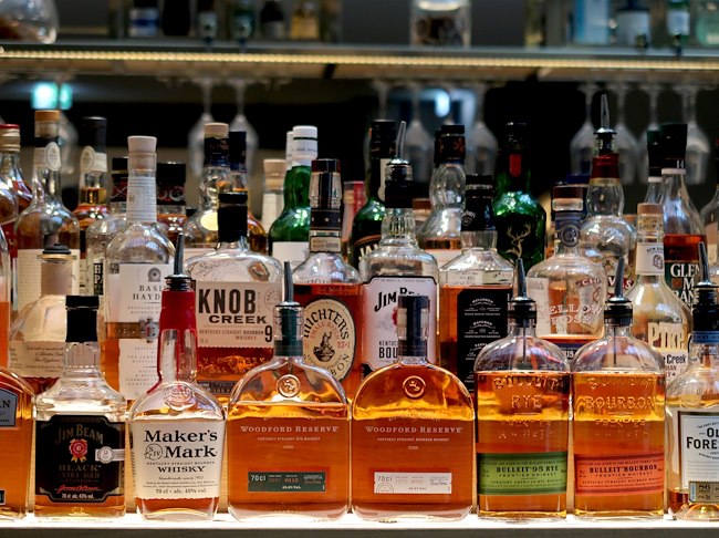 Co-Working Spot at Frankfurt Airport? If for Business Lunch or an After-Work Drink, the Eatery has it all.