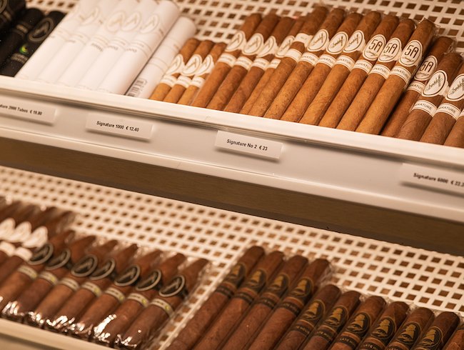 Smokers Lounge close to Terminal 1 at Frankfurt Airport. Enjoy a drink and a smoke at Davidoff Lounge.