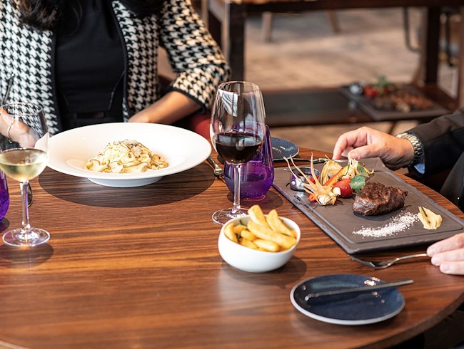 Where to have dinner at Frankfurt Airport? Tasteful and elegant, you get the whole experience at the FLAVORS.