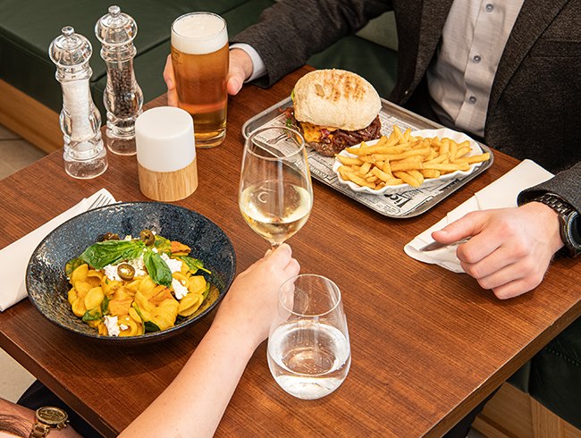 Snacks and dinner at Frankfurt Airport? The Eatery offers international cuisine just a few steps away from Terminal 1.