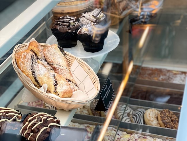 Starbucks Coffee close to Frankfurt Airport? The Eatery is serving Starbucks, directly connected to Terminal 1.